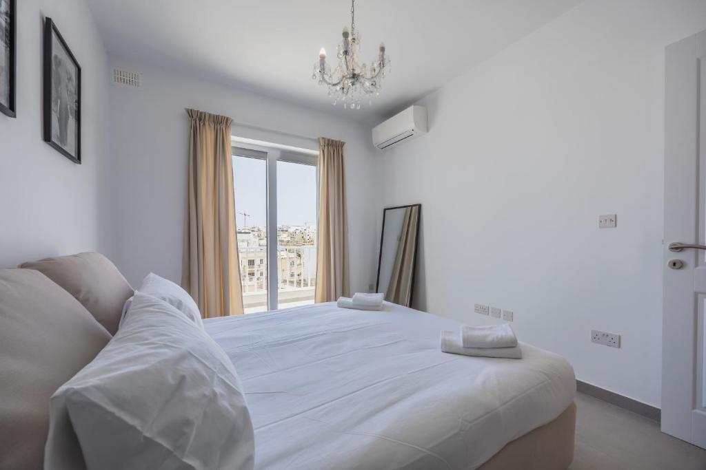 Postel nebo postele na pokoji v ubytování Charming and new Penthouse close to Mosta Dome by SF HOMES