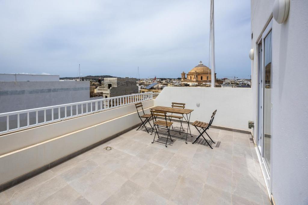 Balkón nebo terasa v ubytování Charming and new Penthouse close to Mosta Dome by SF HOMES