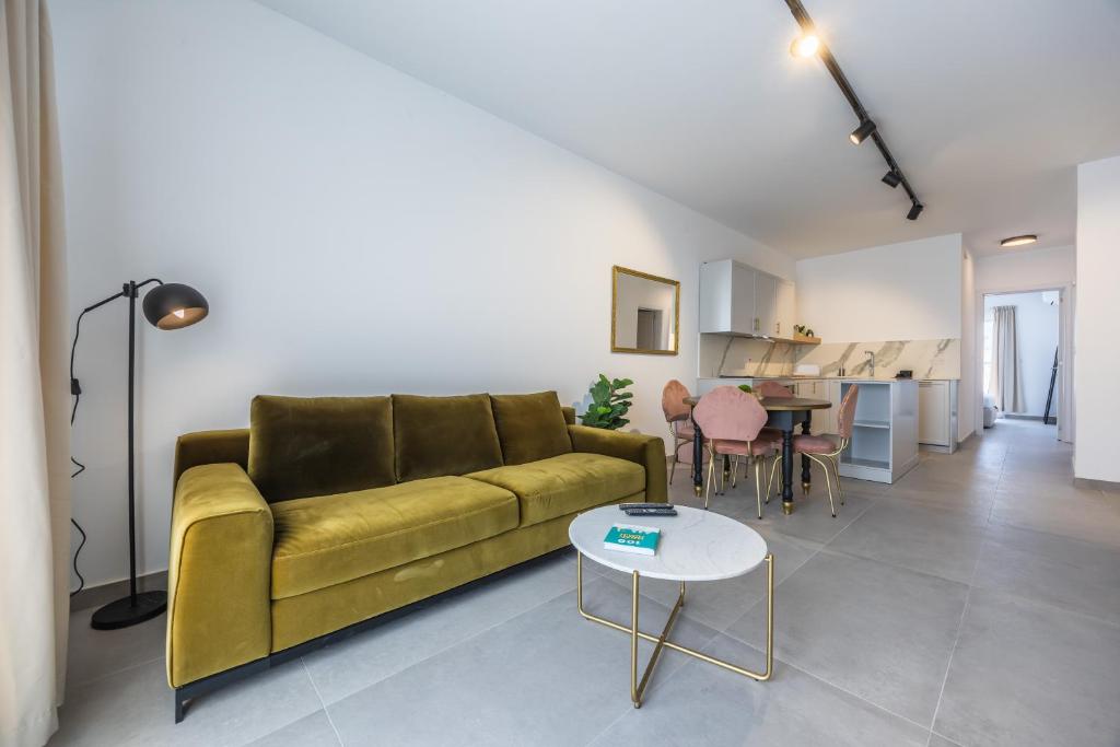Posezení v ubytování Charming and new Penthouse close to Mosta Dome by SF HOMES