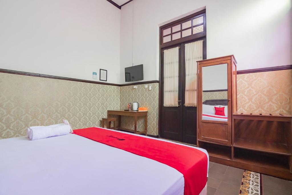 RedDoorz Syariah @ Kolonial Guest House - Deluxe Double Room