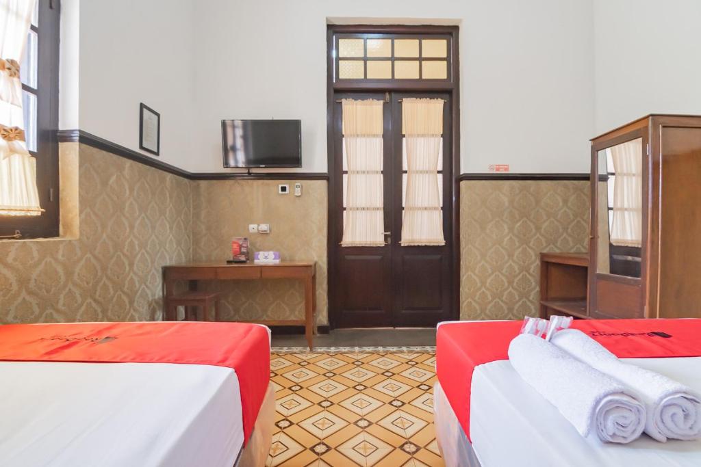 RedDoorz Syariah @ Kolonial Guest House - Twin Room