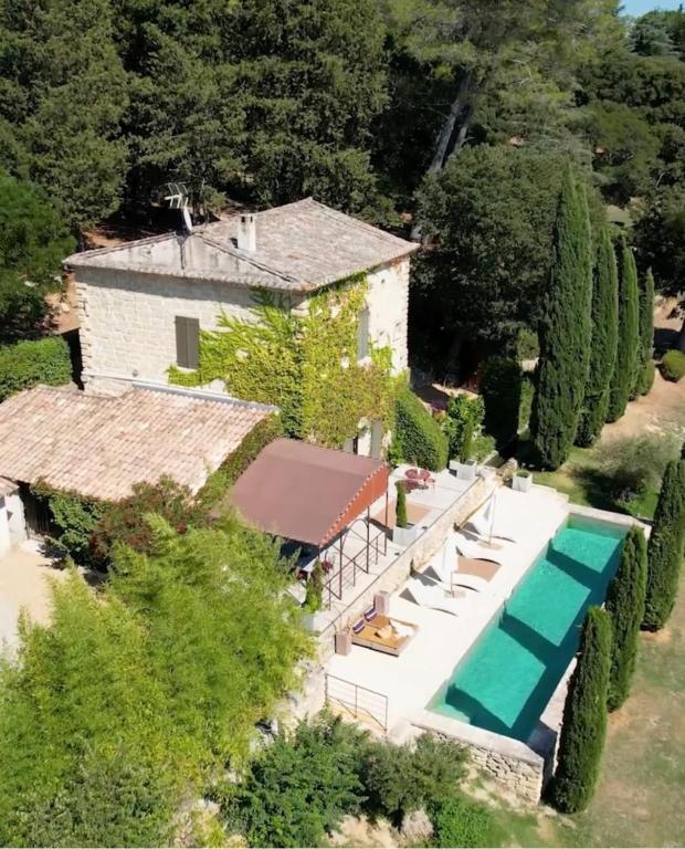 une vue aérienne d'une maison avec piscine dans l'établissement La Magnanerie d aubais, à Aubais