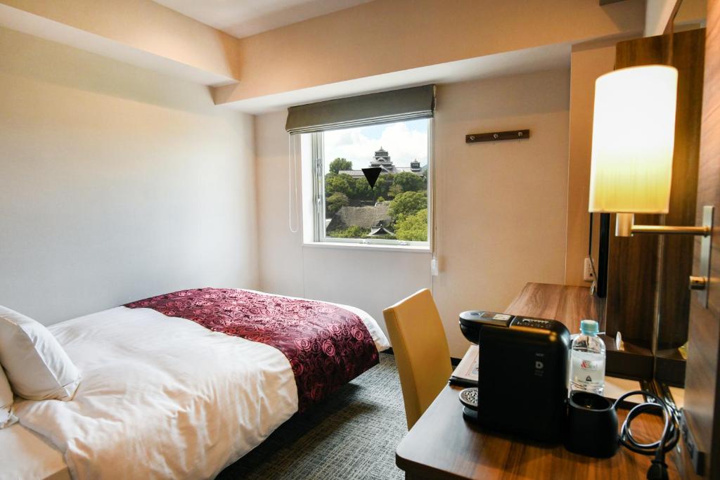 &and COMFY HOTEL Kumamoto Jo View房間的床