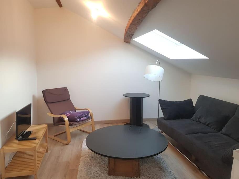 un salon avec un canapé et une table dans l'établissement Super appart rue des caves à vin, à Saumur