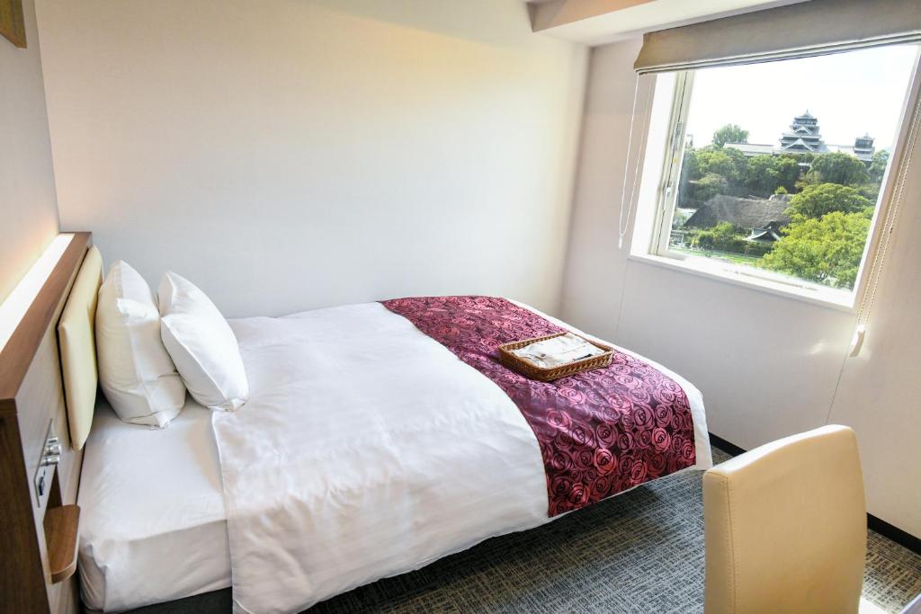 &and COMFY HOTEL Kumamoto Jo View房間的床