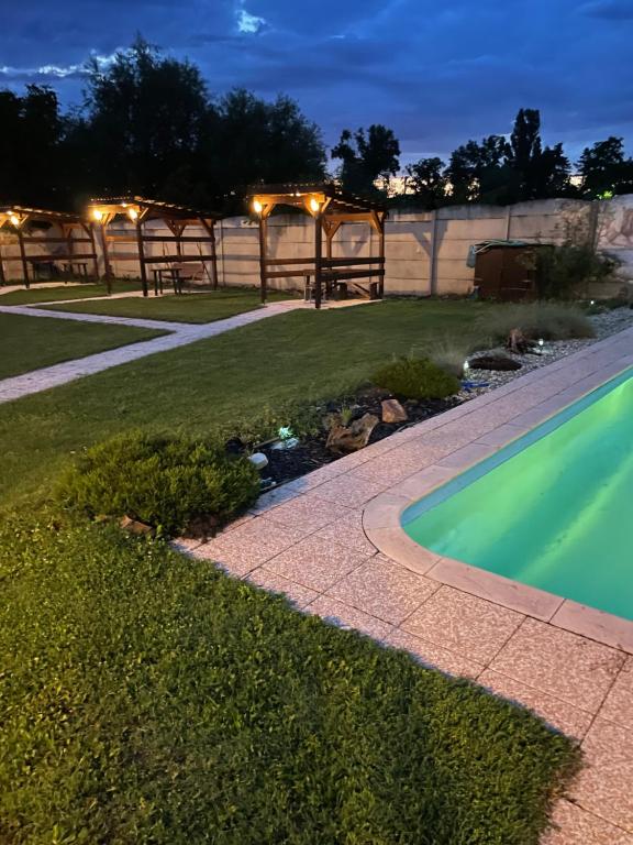 Bazén v ubytování Pension Sara nebo v jeho okolí