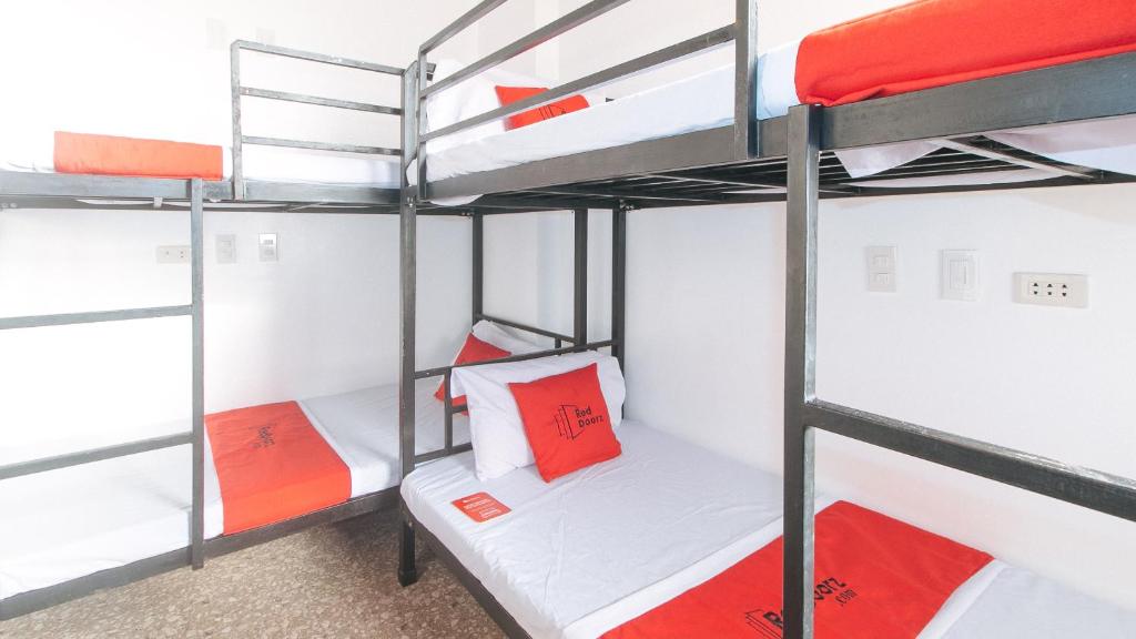 Postel nebo postele na pokoji v ubytování RedDoorz @ Recson Boracay Hostel