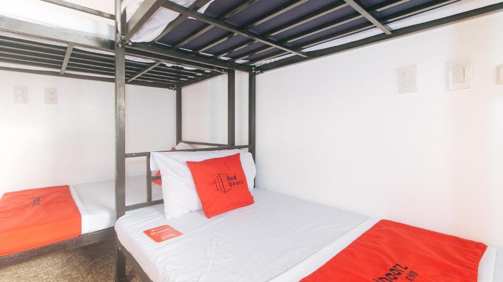 Postel nebo postele na pokoji v ubytování RedDoorz @ Recson Boracay Hostel