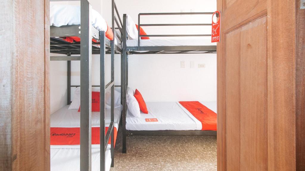 Palanda nebo palandy na pokoji v ubytování RedDoorz @ Recson Boracay Hostel
