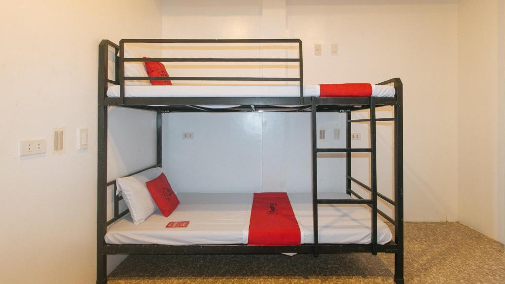 Postel nebo postele na pokoji v ubytování RedDoorz @ Recson Boracay Hostel