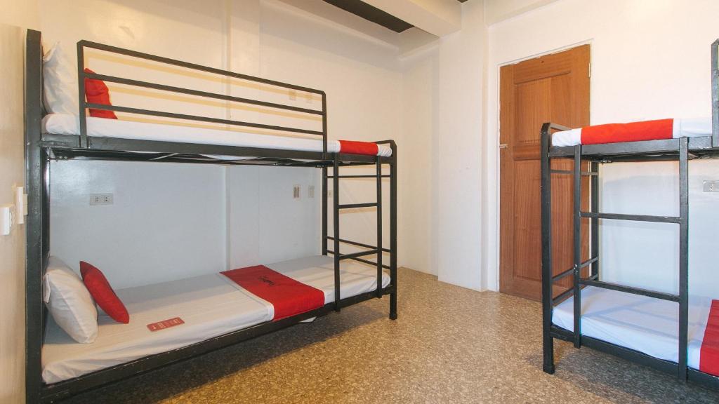 Postel nebo postele na pokoji v ubytování RedDoorz @ Recson Boracay Hostel