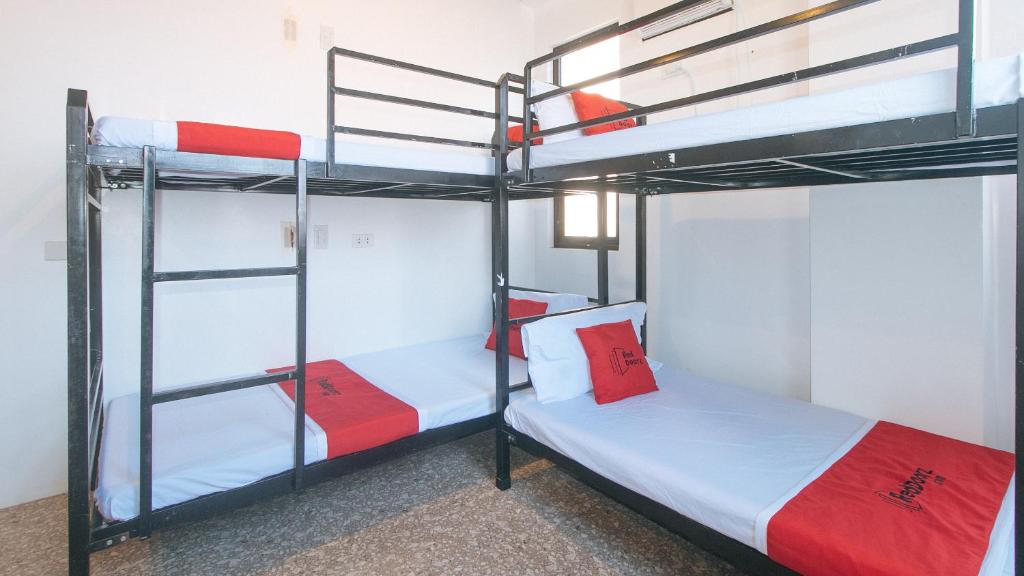 Postel nebo postele na pokoji v ubytování RedDoorz @ Recson Boracay Hostel