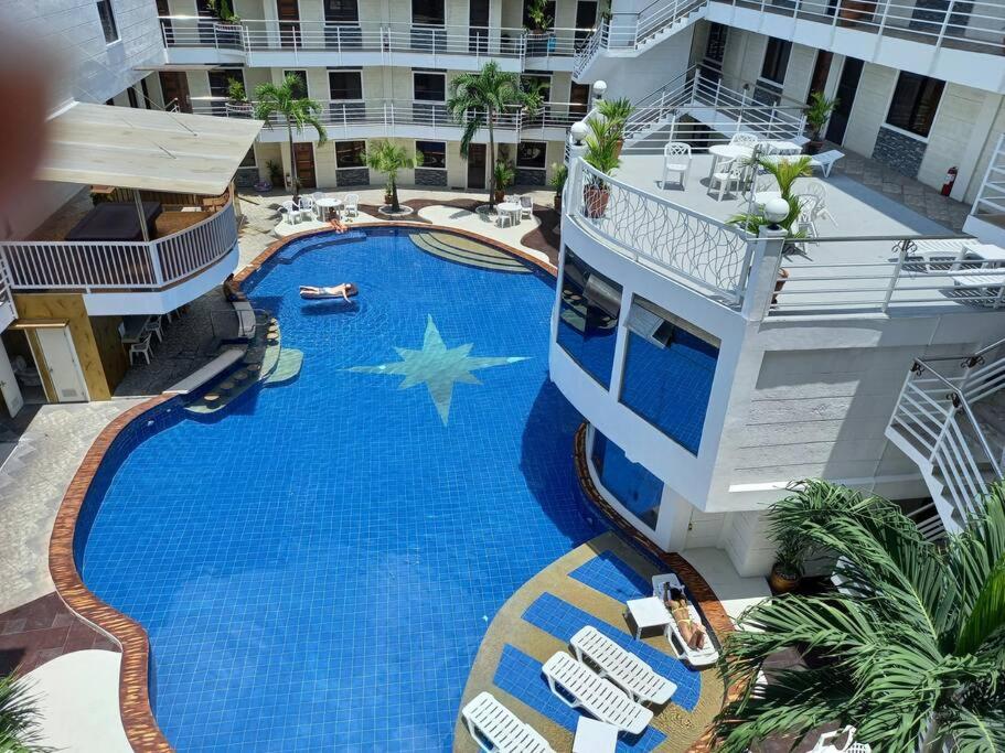 アンヘレスにあるKANDI B11, Poolside, Free Netflix, 250 MBPS, 55" Smart TV, Deluxe King Bed, Fully Equipped Kitchen, Electric is Xtraの大型スイミングプールの上面の景色