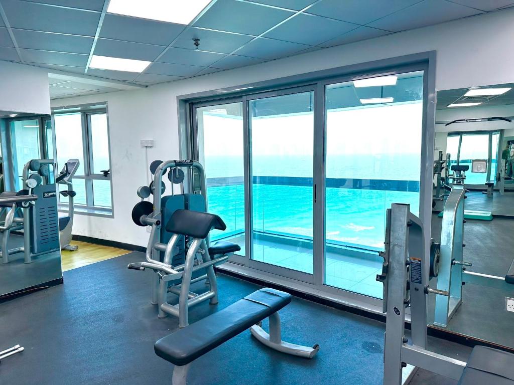 Fitness centrum a/nebo fitness zařízení v ubytování Luxury Corniche Residence 2 BHK pool gym wifi sea front