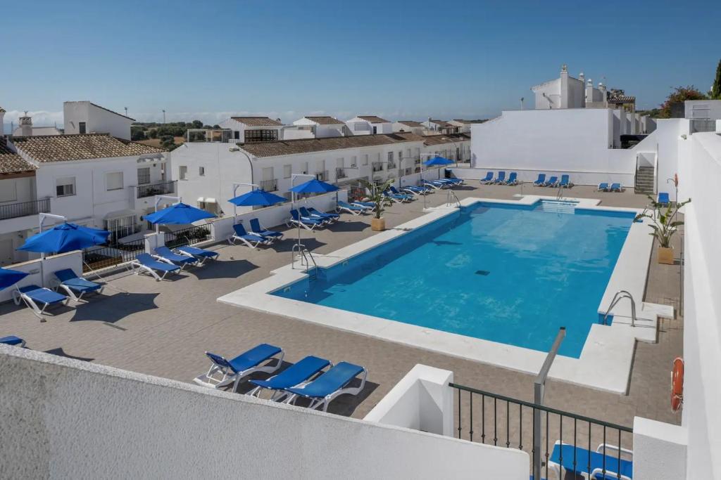 een afbeelding van een zwembad op het balkon van een hotel bij Loft Marina in Vejer de la Frontera