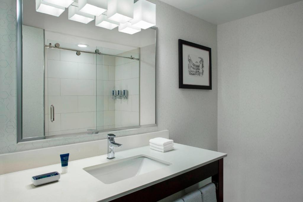 Four Points by Sheraton Richmond - Lake View Room, Guest Room, 1 King, Lake View
