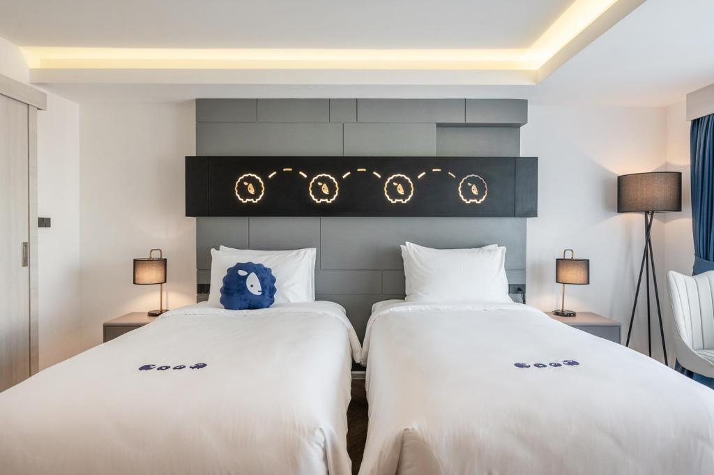Postel nebo postele na pokoji v ubytování Kokotel Chiang Rai Airport Suites