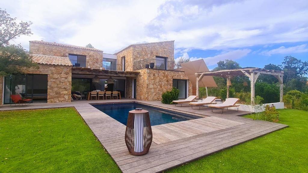 une maison avec une piscine dans la cour dans l'établissement Bergerie Piana d'architecte neuve, 8 pers, piscine chauffée, à 10 min plage, à Gialla