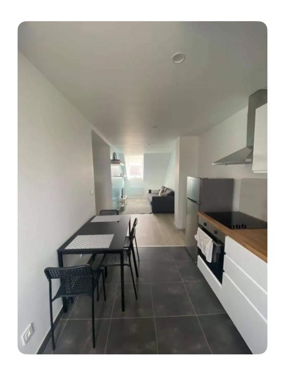 une cuisine et une salle à manger avec une table et des chaises dans l'établissement Appartement 2 pièces cosy proche centre ville, à Mulhouse