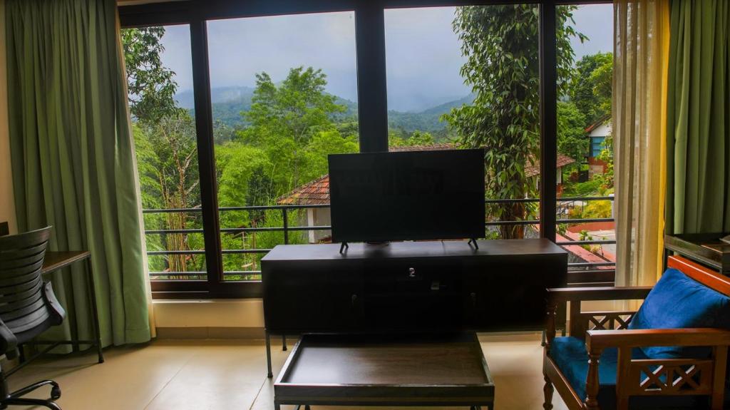 TV a/nebo společenská místnost v ubytování Pranavam Resort & Spa