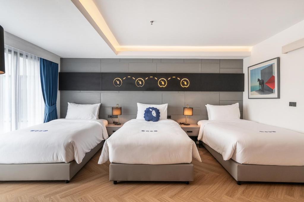 Postel nebo postele na pokoji v ubytování Kokotel Chiang Rai Airport Suites