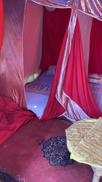 Postel nebo postele na pokoji v ubytování Camping Nature & Mer Tahadart - Tentes & Caravans