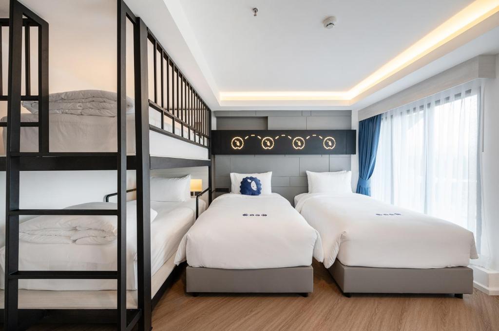 Postel nebo postele na pokoji v ubytování Kokotel Chiang Rai Airport Suites