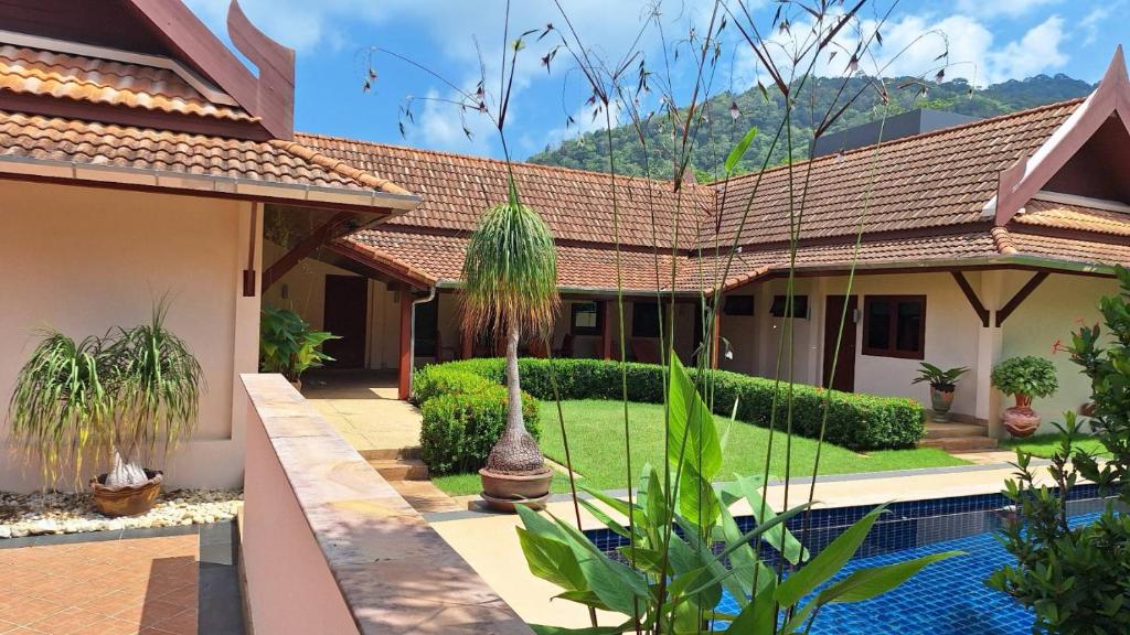 Κήπος έξω από το Villa Pimlada