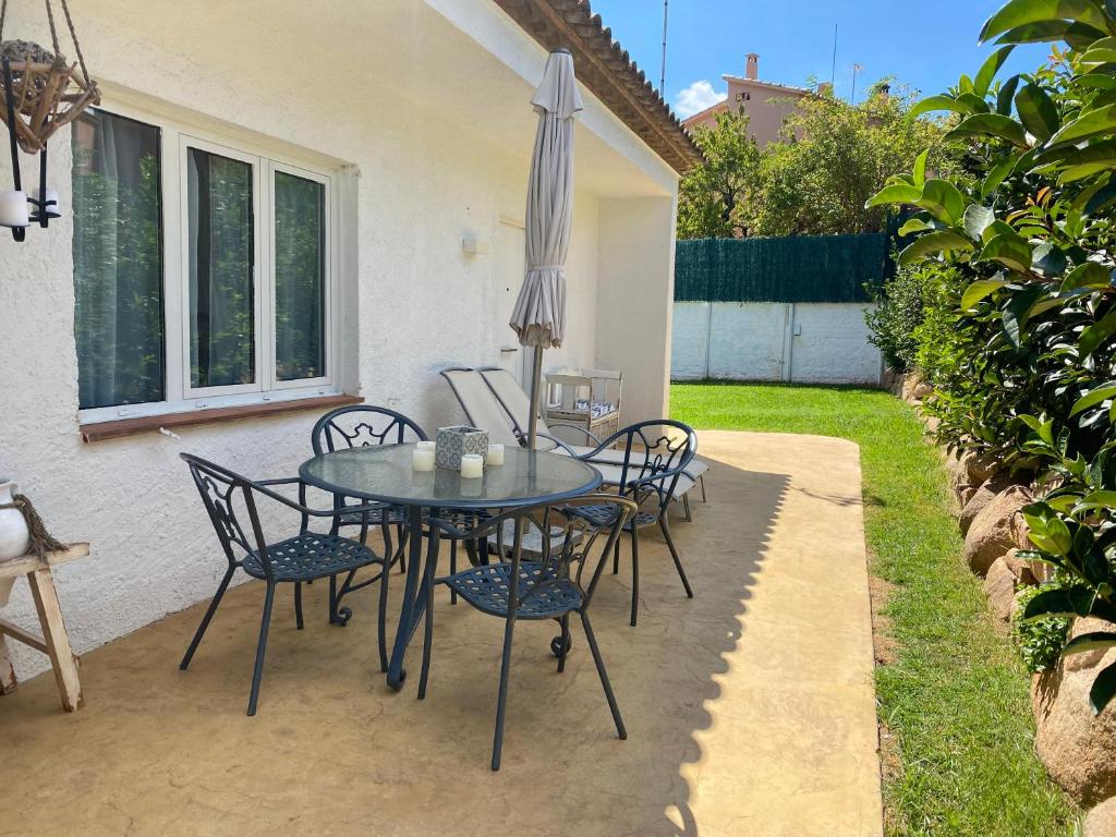 Patio nebo venkovní prostory v ubytování Formentera a la Costa Brava amb BBQ i jardí