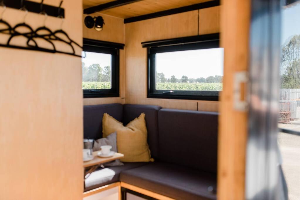 Posezení v ubytování Jones Winery Tiny House on the Vineyard, Rutherglen - Off Grid