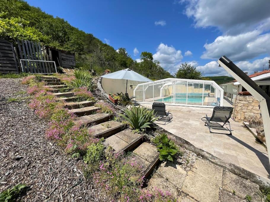 un jardin avec un escalier à côté d'une piscine dans l'établissement Maison Bellevue, à Fumel