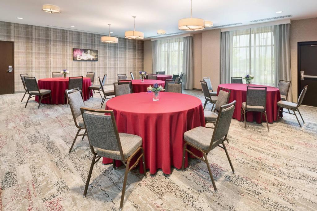 Courtyard by Marriott Pittsburgh Washington Meadow Lands photo