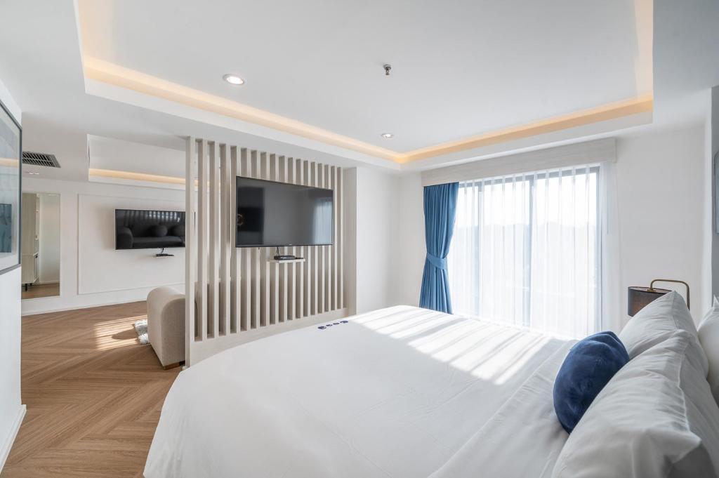 TV a/nebo společenská místnost v ubytování Kokotel Chiang Rai Airport Suites