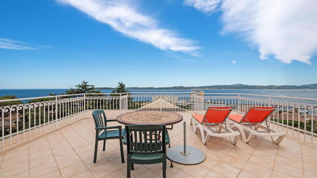 a patio with a table and chairs on a balcony at Résidence les Tourelles in Sainte-Maxime