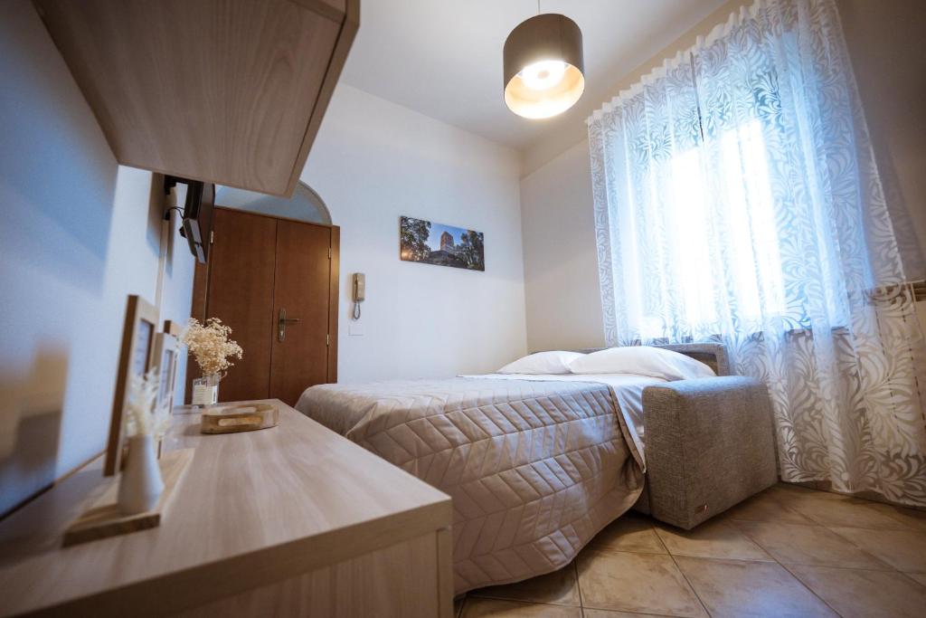 Postel nebo postele na pokoji v ubytování Amelia's House - Soggiorno nel verde tra Storia ed il Lago di Garda