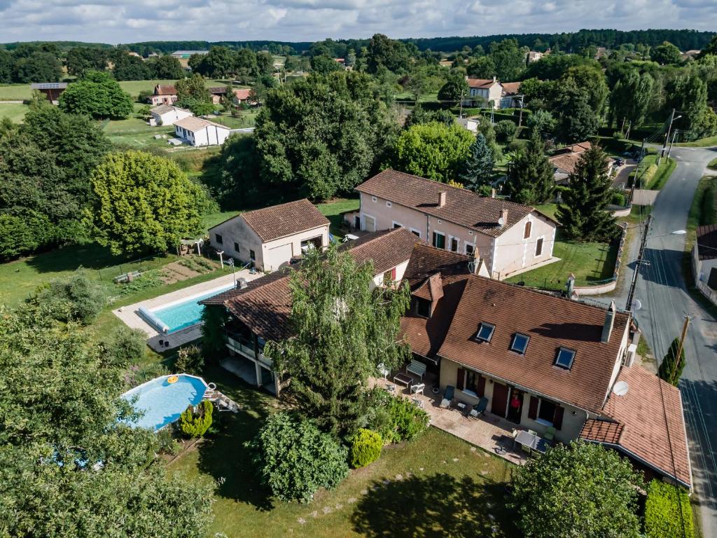 une vue aérienne d'une maison avec piscine dans l'établissement Maison de caractère en Dordogne, à Montpon-Ménestérol