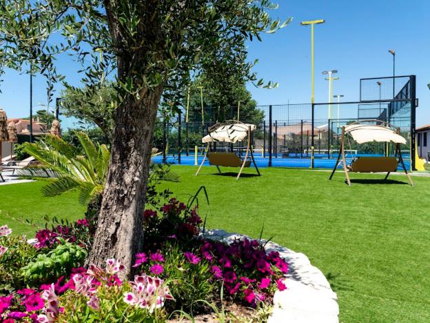 Aed väljaspool majutusasutust Lounge padel village