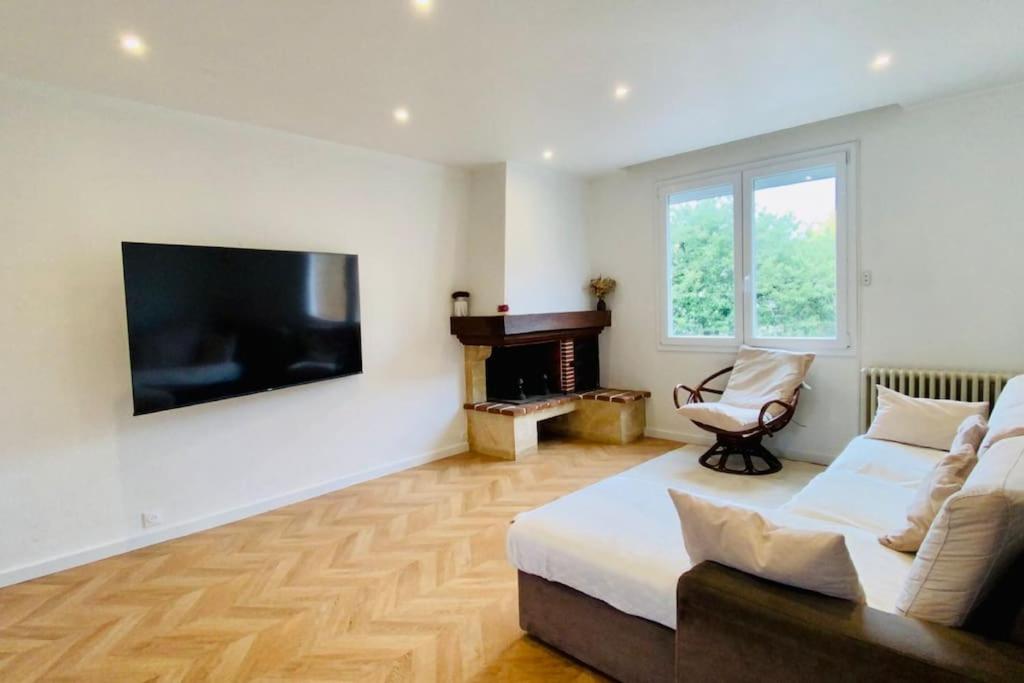 un salon avec un lit et une télévision dans l'établissement Maison - 6 personnes, à Nanterre