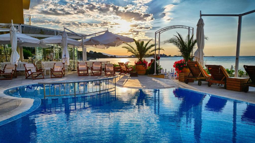 Bazén v ubytování Aphrodite Beach Hotel nebo v jeho okolí