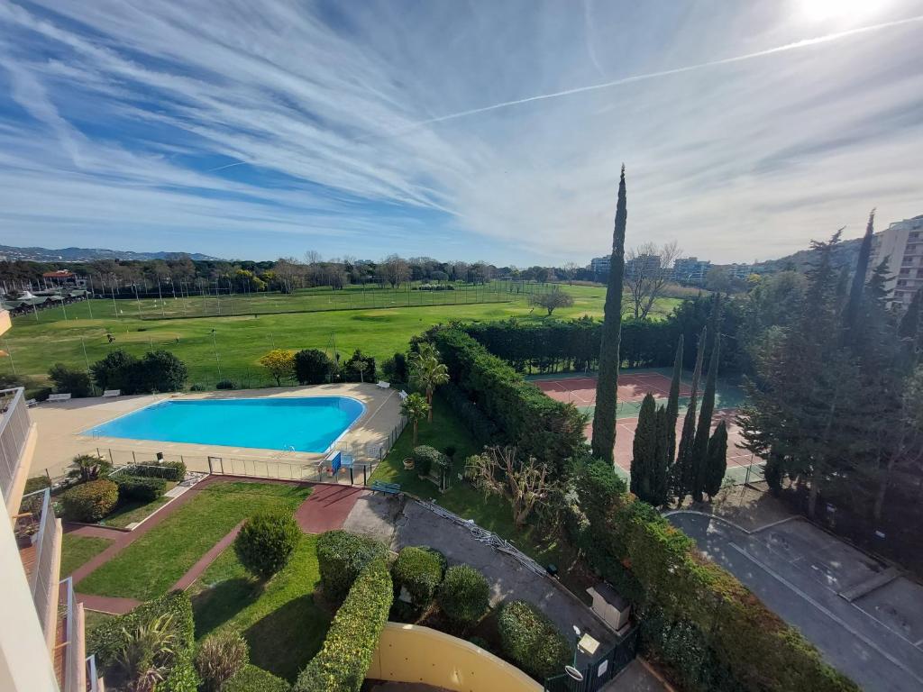 une vue aérienne d'un jardin et d'une piscine dans l'établissement Nausicaa T2 climatisé piscine - Axelle Loc'Appart, à Mandelieu-la-Napoule