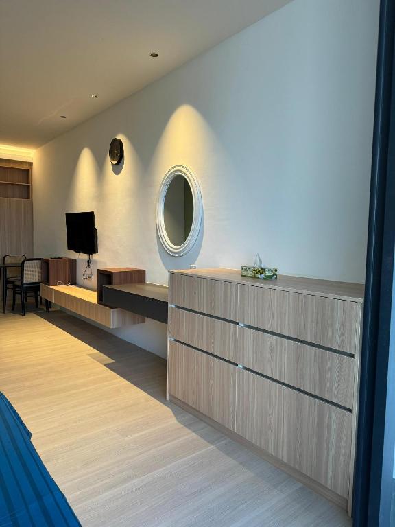 TV a/nebo společenská místnost v ubytování SS Staycation 2 Roxy Sematan Beach Apt
