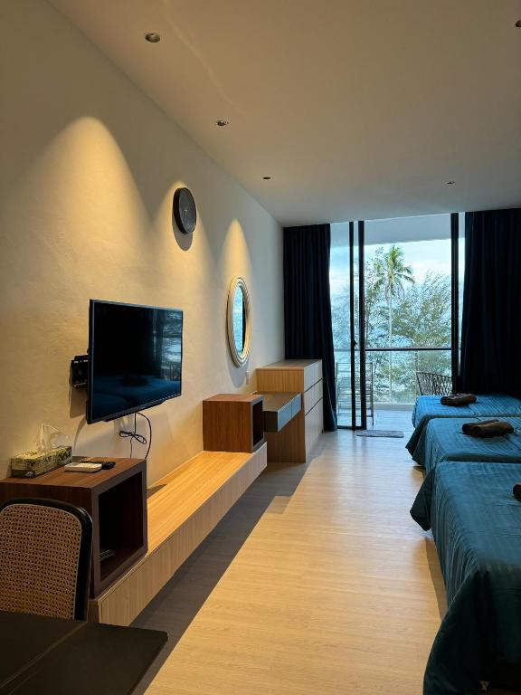 TV a/nebo společenská místnost v ubytování SS Staycation 2 Roxy Sematan Beach Apt