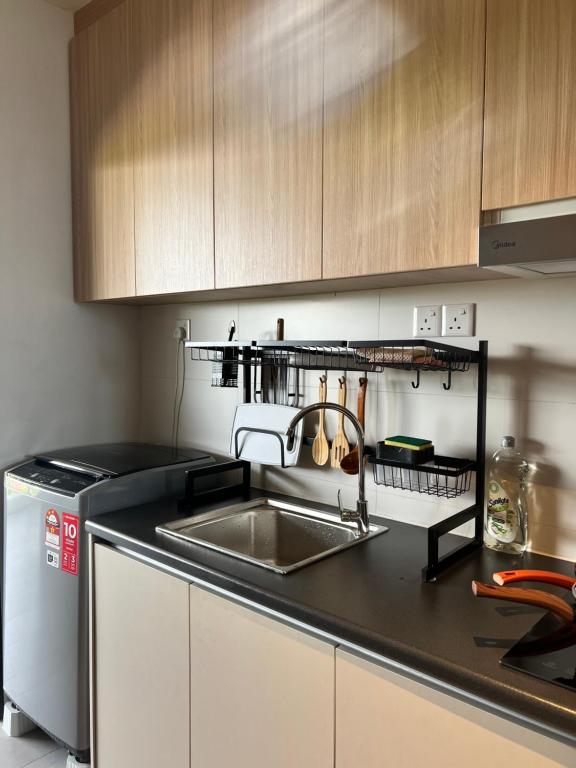 Kuchyň nebo kuchyňský kout v ubytování SS Staycation 2 Roxy Sematan Beach Apt