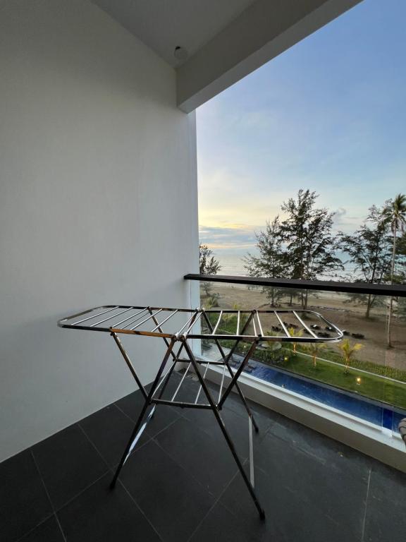 Balkón nebo terasa v ubytování SS Staycation 2 Roxy Sematan Beach Apt