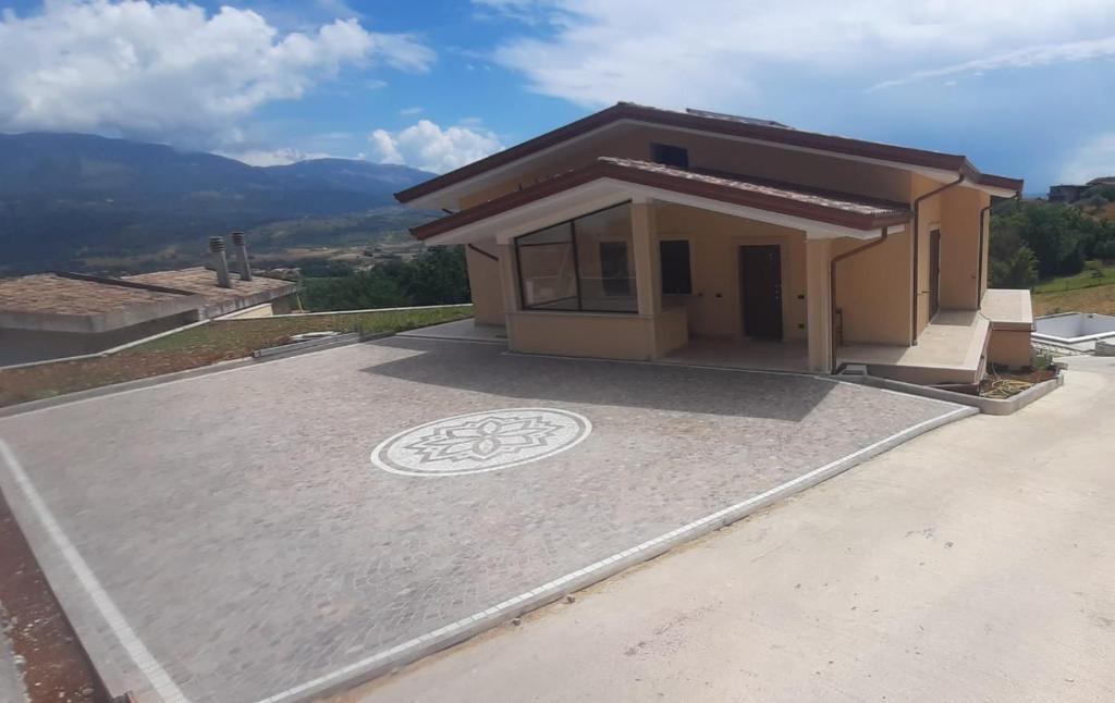 ein kleines Haus mit großer Auffahrt in der Unterkunft Villa delle Meraviglie in Boville Ernica