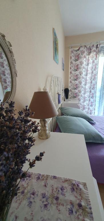 Postel nebo postele na pokoji v ubytování Galini apartments Kriopigi