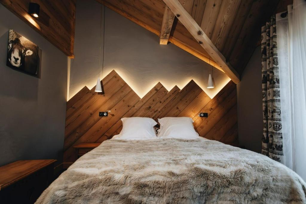 Postel nebo postele na pokoji v ubytování Logis Hotel Gai Soleil