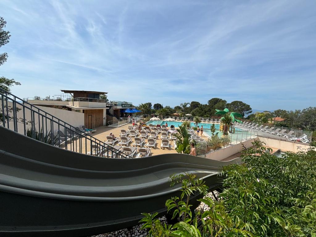 - un toboggan dans un complexe avec piscine dans l'établissement Bungalow vue mer, jacuzzi, terrase, jardin, à Saint-Raphaël