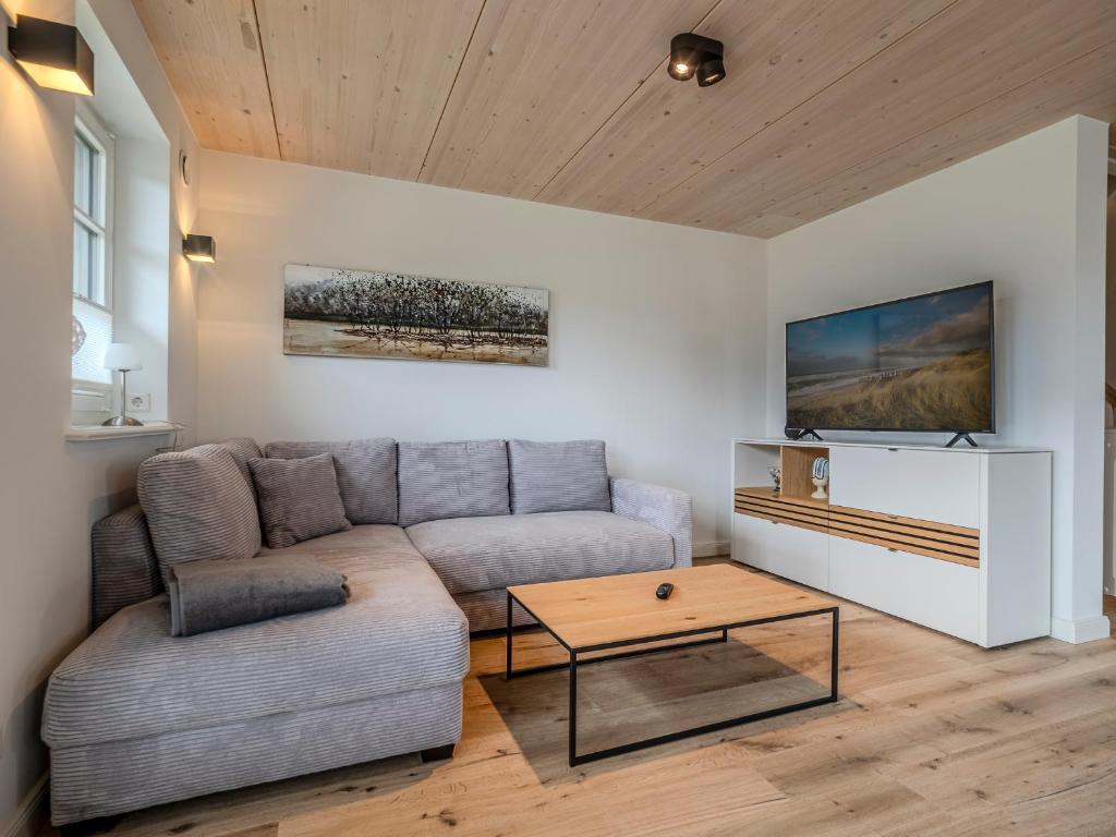 TV a/nebo společenská místnost v ubytování Strandgut 4