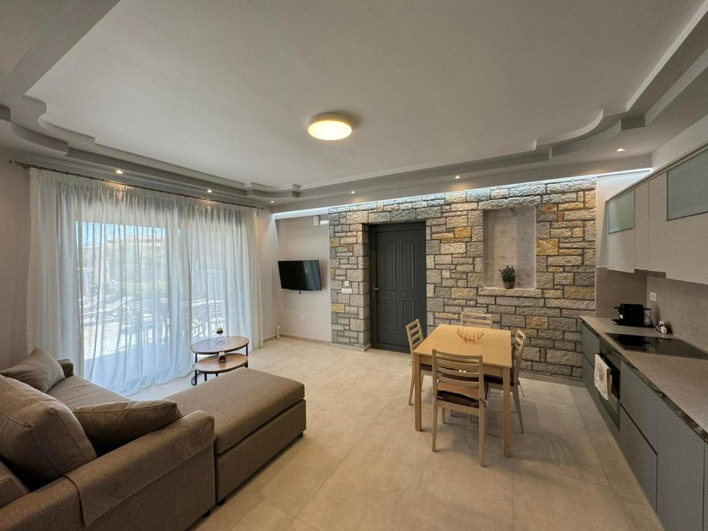 salon z kanapą i stołem w obiekcie Iris Villas Complex w mieście Leukada (miasto)